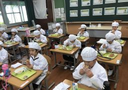 はじめての給食「いただきます」