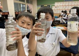 プールにヤゴが？？