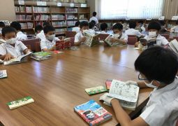 プールの裏では