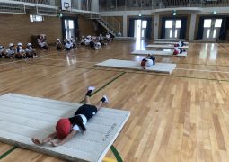 秋の体育はマット運動からだよ！