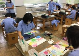 未来をつかむ手、重ねる手