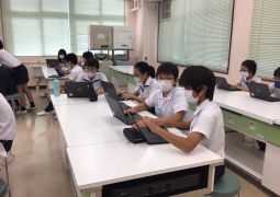 授業中の様子を覗いてみると…