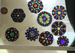 切り紙でステンドグラス