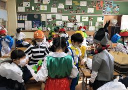 劇の衣装を試着したよ！