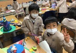 ぼうしの飾りづけ