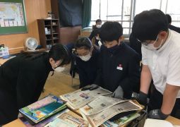 新聞を見比べて