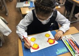 模様づくりに奮闘中