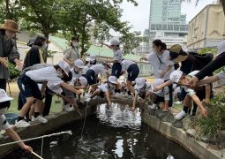 06.13.  ザリガニ 釣れたぞ〜！