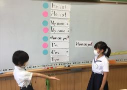 大きなジェスチャーをつかって