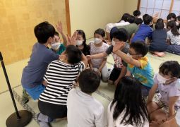 夕食後、隊列で話し合う時間