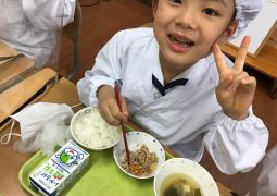 07.20.  オリジナル給食、いただきま〜す！