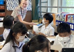 外国語と音楽の授業の様子