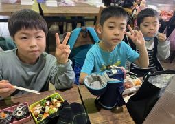 ペア遠足⑨ おまちかねのお弁当♪（1−2、2−1）