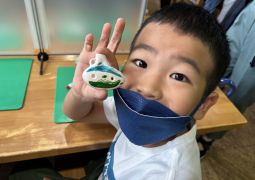 ペア遠足⑦ 仕上げはニスでツルツルに♪