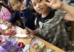 ペア遠足11 おまちかねのお弁当（1−3、2−2）