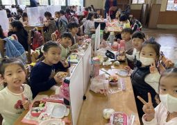 ペア遠足⑩ おまちかねのお弁当！（1−1、2−3）