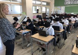 スピーカーを使って