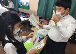 グリーティングカードの飾り付けをしました！