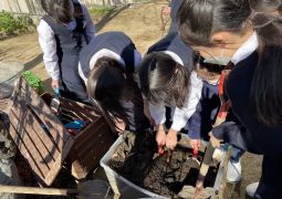 コンポストを見に裏庭へGo！