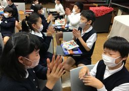 みんなで盛り上がりました！〜音楽科「しあわせなら手をたたこう」〜