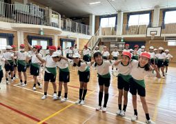 退場まで演技！