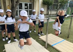 どんなぶら下がり方ができるかな？！