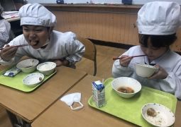 今日の給食は…！