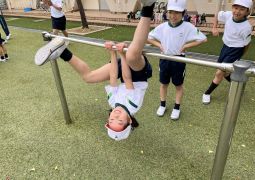 雨のち鉄棒のちサッカー！