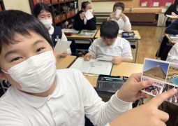 02.05.砂漠にそびえるピラミッド…