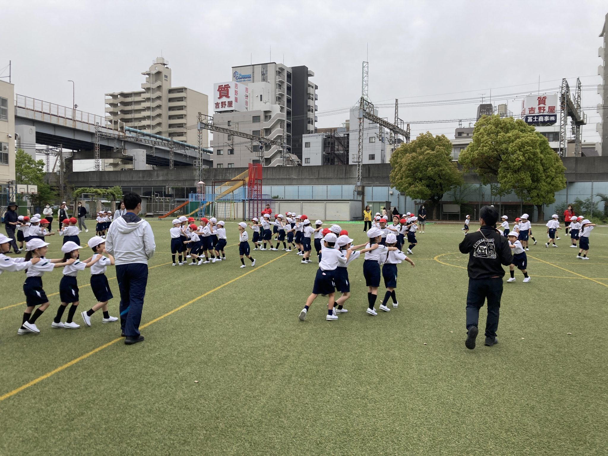 校内親子遠足じゃんけん列車写真