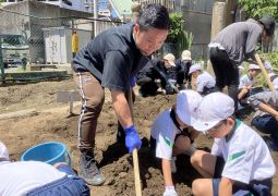 おいもの畑づくり。　50m走。