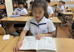 たくさんの本にかこまれて