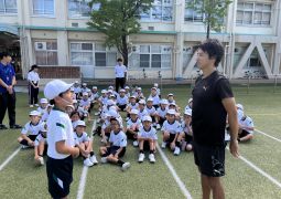 09.18 芝生の上で光る汗