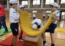 02.27　台上ぶ前転