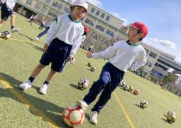 ボールけりあそび