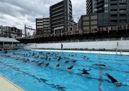 ６．２４　大きなプールで！