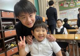 04.24. しおりを配っています。