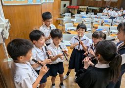 のこぎりギコギコ♪ 歌声のびのび♪