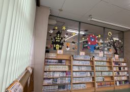 図書室のカーテンが薄緑色に変わりました