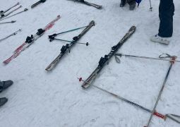 2026.02.20. スキー教室29  担任と子どもたち