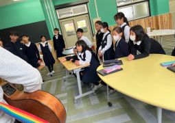 03.09. このギターの持ち主は…